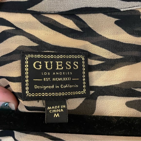❌ SOLD ❌ Guess Tiger Print Button Down - Picture 3 of 3